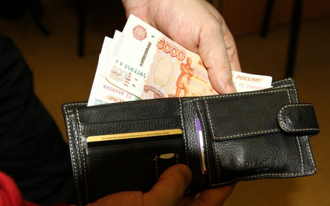 Прохожий вернул кировчанке потерянные деньги