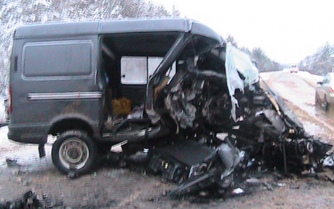 На трассе "Вятка" серьезное ДТП: столкнулись легковушка, автобус и микроавтобус