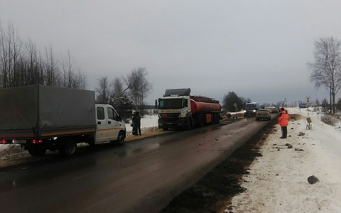 В Кировской области столкнулись грузовик и бензовоз: топливо вылилось на дорогу