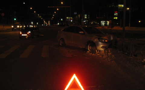 У кировской мэрии после столкновения «Веста» влетела в ограждение