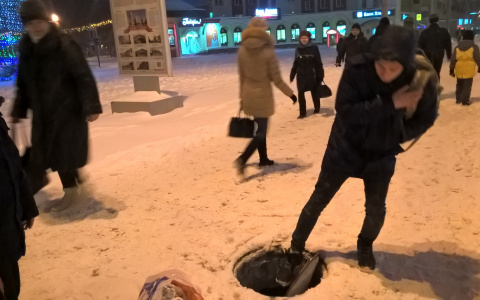 У Филармонии женщина провалилась в колодец