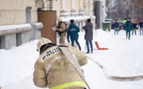 В Кирове спасатели потушили загоревшиеся в драмтеатре декорации
