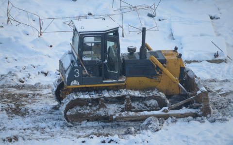 В Кирове пьяный тракторист чистил снег и разбил припаркованную машину