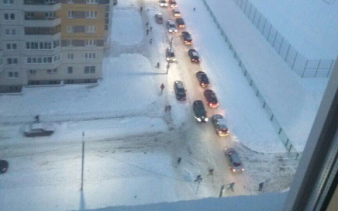 Жители микрорайона "Зиновы" умоляют избавить их от огромных пробок