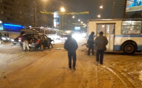 В Кирове столкнулись легковой автомобиль и троллейбус