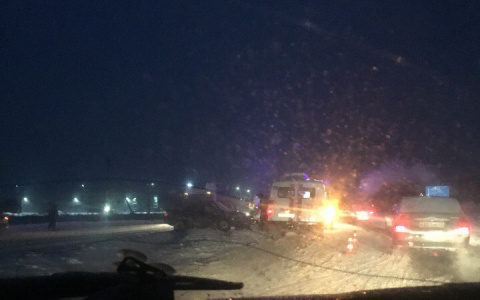 Утром на Южном обходе Кирова столкнулись три машины: трое пострадали