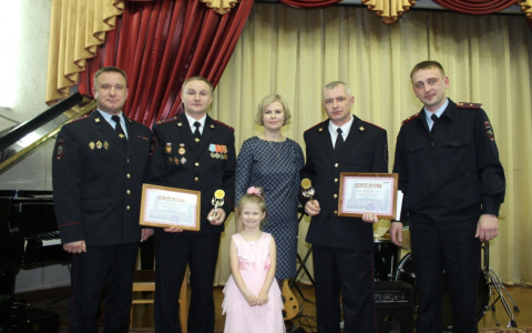 В Кирове наградили автоинспекторов, которые спасли семью из горящего дома