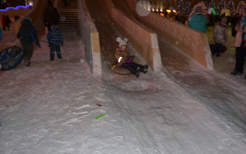 Кировчане массово травмируются на горках на Театральной площади
