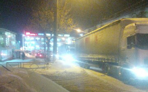 Пятикилометровая пробка образовалась из-за буксующих фур на улице Луганской