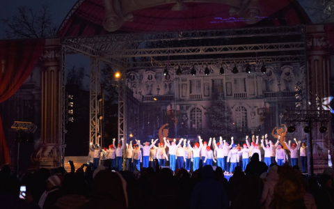 В Кирове завершились основные работы по установке сцены на площади