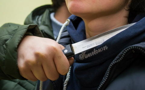 В Кирове мужчина с ножом в подъезде напал на 13-летнего школьника