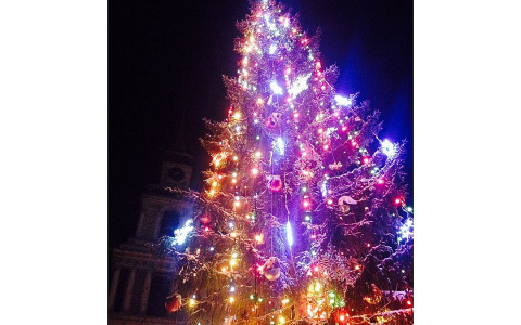В Слободском к главной городской елке приколотили дополнительные ветки