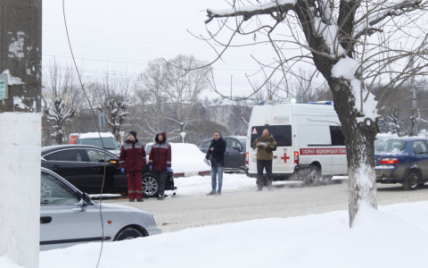 У цирка столкнулись две иномарки: на месте работает реанимация