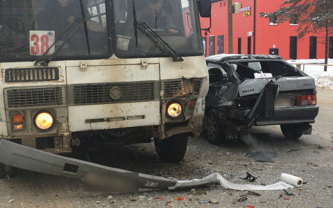 На Воровского пассажирский автобус столкнулся с легковушкой