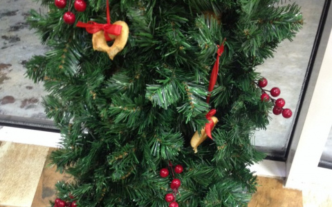 В Кирове неизвестные съели украшения на елке в пекарне
