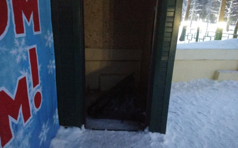 В Нововятске вандалы сломали новый сценический комплекс