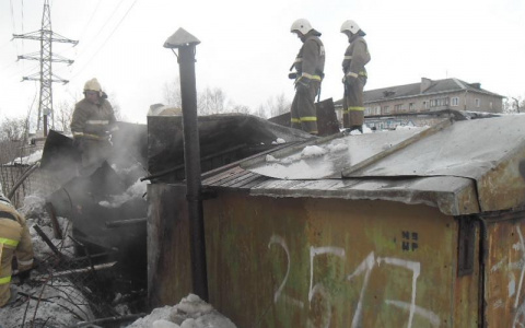 В Кирове при пожаре в гаражном боксе сгорела "Газель", пострадали двое