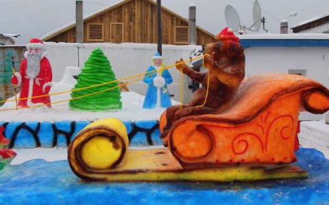 В Омутнинске заключенные украсили территорию новогодними шедеврами