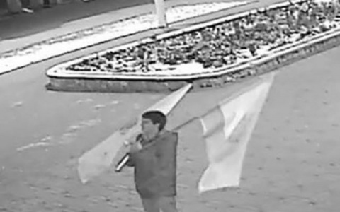 Двое неизвестных украли флаги с городского здания на Карла Маркса