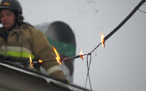 В Кирове ночью загорелся жилой дом