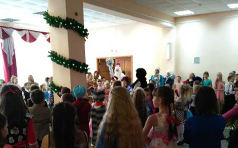 В Унинском районе  на елке дети водили хоровод вокруг столба с мишурой