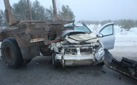 Смертельное ДТП в Кировской области: легковушка влетела в прицеп