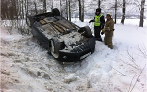 В Кировской области легковой автомобиль опрокинулся в кювет