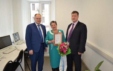 Лучшая «компьютерная бабушка» из Уржума получила заслуженную награду