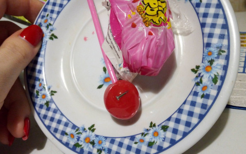 В Кирове ребенку в новогоднем подарке попался гвоздь в леденце