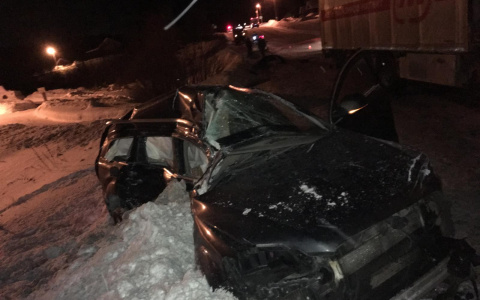 В Кировской области легковушка врезалась в грузовик: погиб один человек