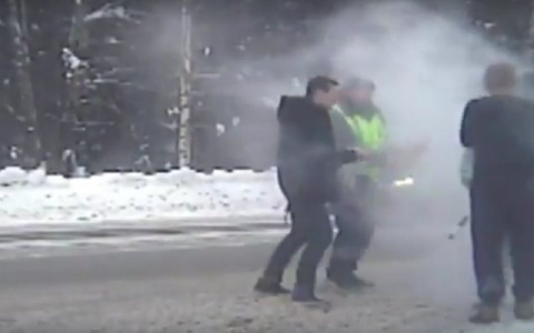 В Кирове автоинспекторы потушили горящую машину у АЗС