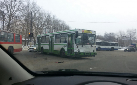 В Кирове столкнулись автобус 46 маршрута и «УАЗ Патриот»: внедорожник откинуло в сугроб