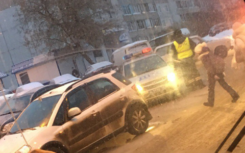 Утром в Кирове на зебре сбили пешехода: на месте работают медики