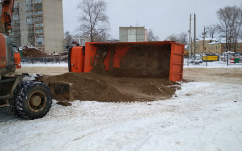 Возле строящегося путепровода в Чистые пруды перевернулся грузовик с песком