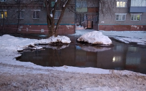 В Кирове прорвало трубу с кипятком: из-за холодов ремонт  не могут закончить