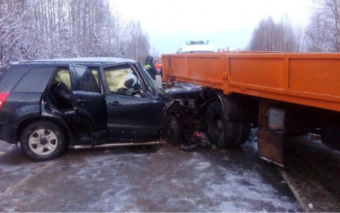 На трассе "Вятка" автокран влобовую столкнулся с иномаркой