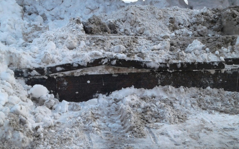 Снегоуборщик повредил мраморные плиты у памятника Ленину в Кирове