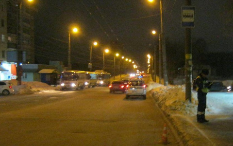 В Кирове ребенок выпал на проезжую часть из автобуса