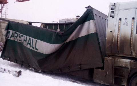 В Котельниче фура с прицепом въехала в мост