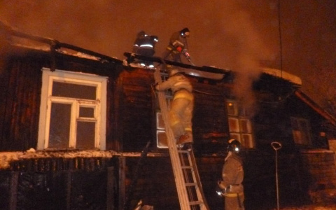 Ночью 48 спасателей тушили дом в Кирове: в огне погибли два человека