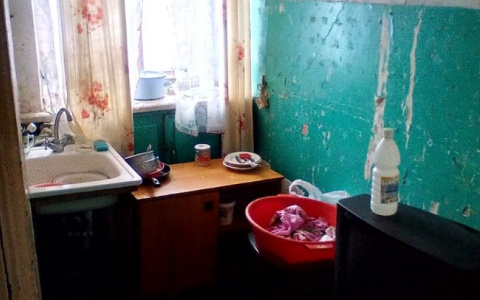 Сироту в Кирово-Чепецке едва не выселили из квартиры за «чужие» долги