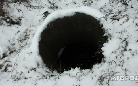 В Кировской области ребенок провалился в канализационный колодец