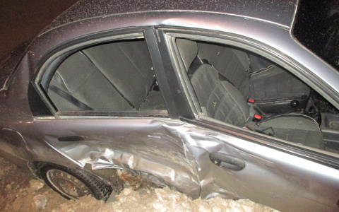 В Кирове столкнулись две иномарки: от удара машины раскидало по обочинам