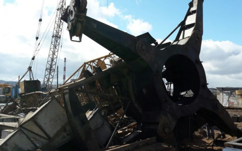 В Кирове на жилой дом упал кран