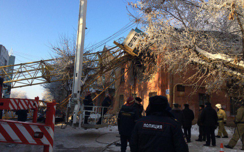 В МЧС прокомментировали ситуацию с падением башенного крана на дом