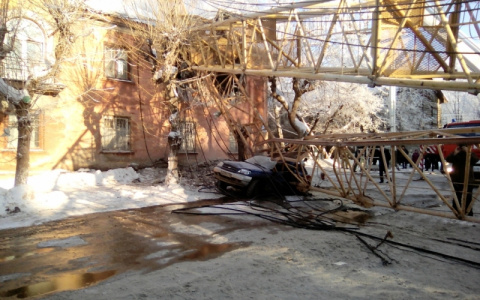 В Кирове на дом упал кран: ожидается отключение газа и водоснабжения