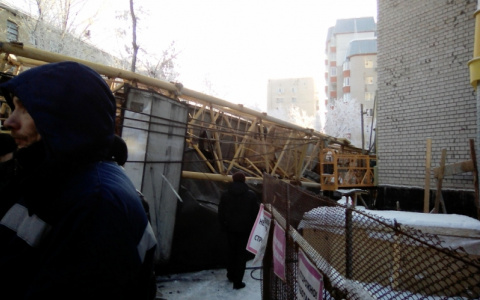 Следователи рассказали о гибели машиниста крана, упавшего на дом в Кирове