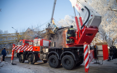 Застройщик: "Дом, на который упал кран в Кирове, снесут"