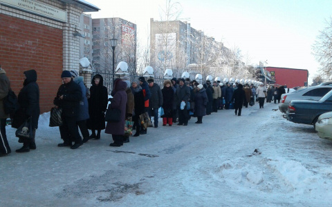 Фото: за освященной водой в Кирове выстроились очереди