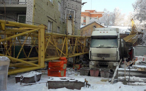 Возбуждено дело о нарушении норм безопасности после падения крана в Кирове